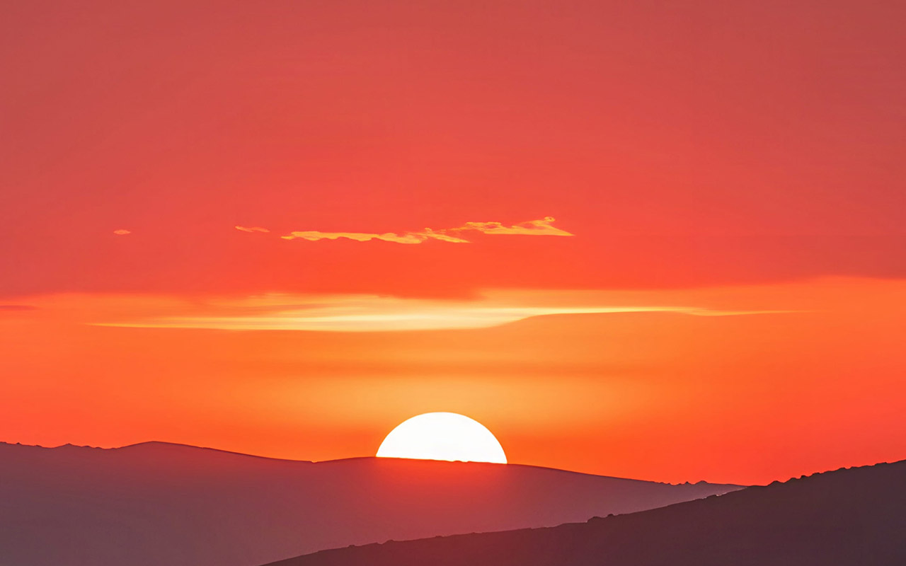Il Sole basso sull’orizzonte al tramonto visto dalla piana di Prato