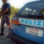 Poliziotto e auto a posto di blocco