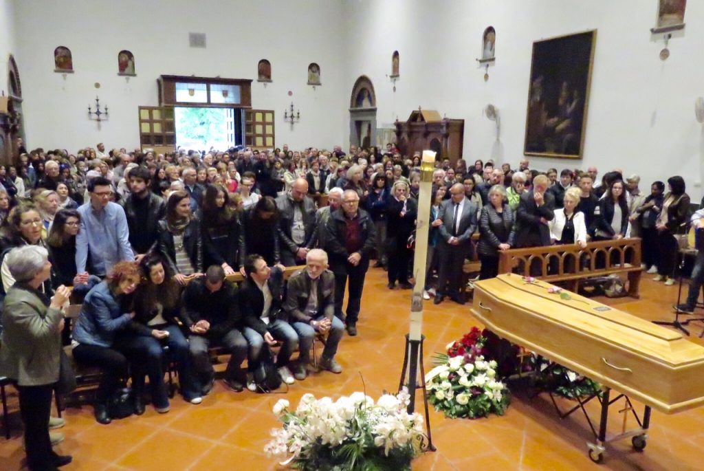 Nella chiesa di San Pietro a Mezzana l’ultimo saluto a Lisa | TV Prato