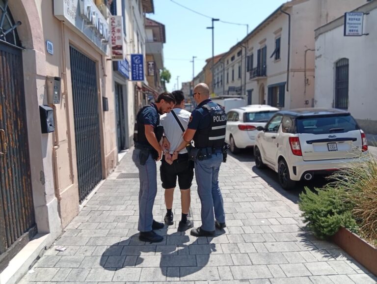 Paura in via Pistoiese, uomo scaglia grosse pietre contro 5 negozi: bloccato dalla polizia