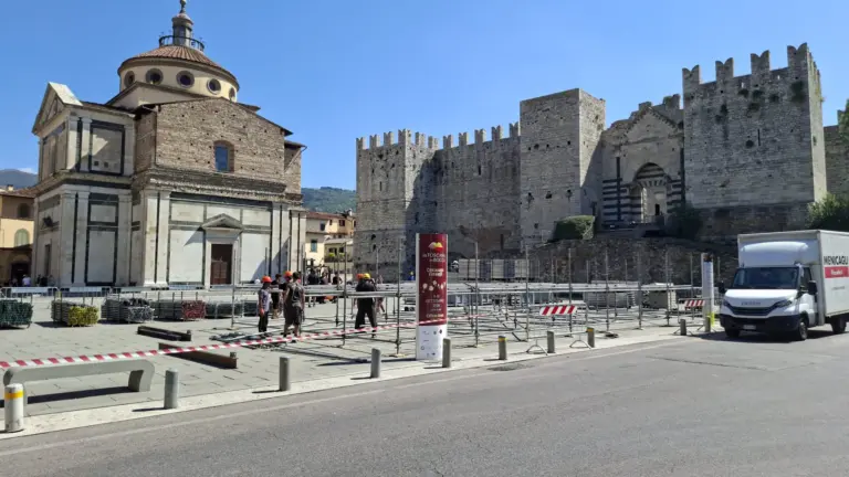 Concerti di settembre, in piazza delle Carceri iniziato il montaggio del palco