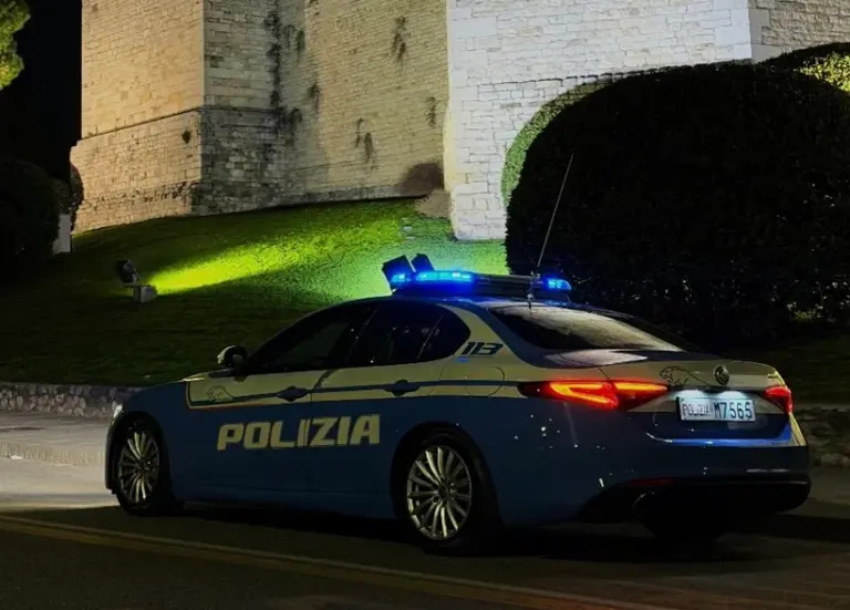 Doppio intervento delle volanti in via Strozzi-Montalese: arrestati 2 pusher e sequestrati 1,2 kg d droga