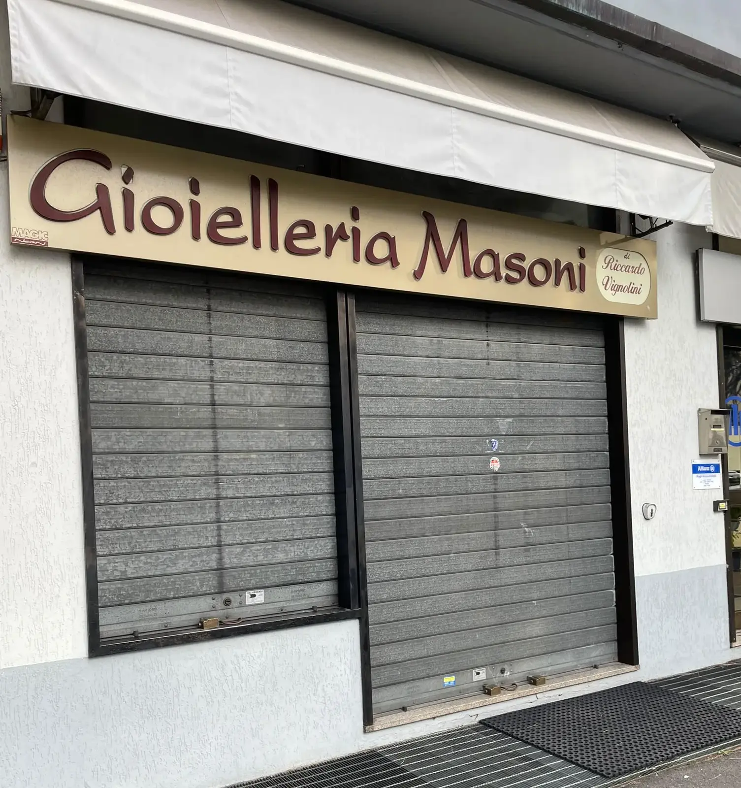 L’insegna della gioielleria Masoni e la saracinesca abbassata nella fotografia di TV Prato